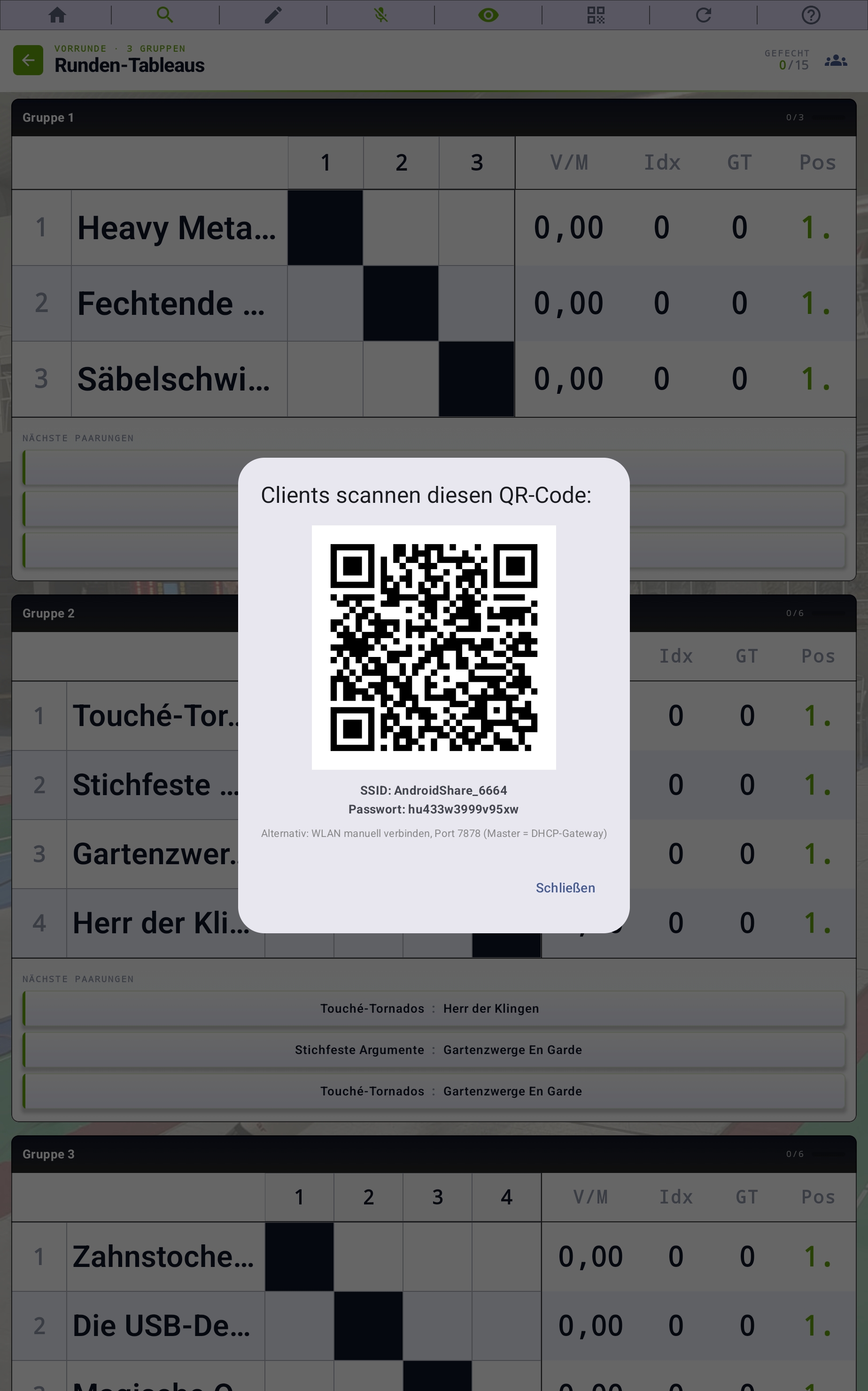 Master-Tablet mit eingeblendetem QR-Code-Dialog über den Team-Runden-Tableaus, mit SSID und Passwort des Master-Hotspots
